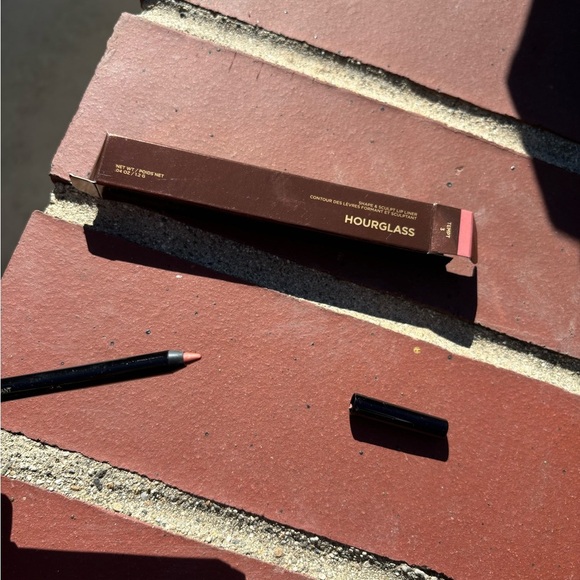 Hourglass lip pencil - Picture 5 of 6